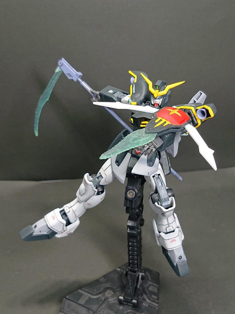 【武装】ビームサイズはレジンでクリアパーツ化。バスターシールドは先端をシャープ化。ビーム刃もレジンでクリア化。実は着手から完成までえらく間を空けた作品です。コツコツやってましたがステイホーム期間でブーストがかかり、また最新フォーマットでプラモ化の情報が出てしまい、向き直って仕上げた作品です。