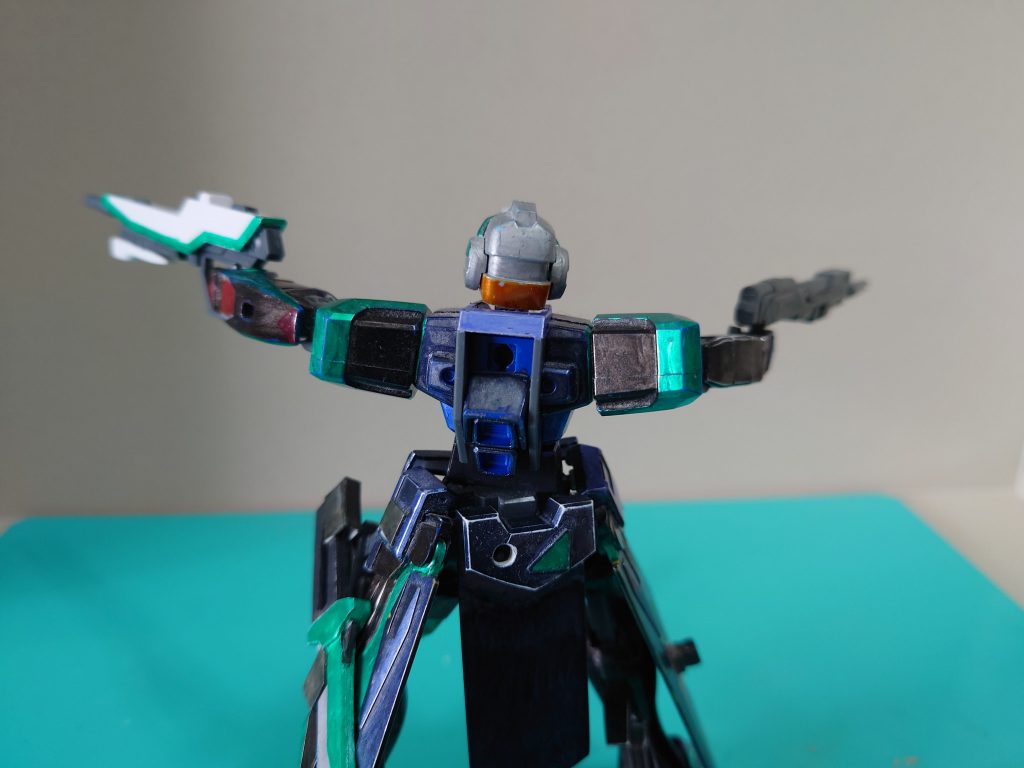 ビームライフルには両方ともスコープがありません。スナⅡの頭部を使っているので頭部のセンサーで狙ったほうがいいと思ったからです。(SEEDのライフルって形状好きなんだけどセンサーがあんまり好きじゃない)