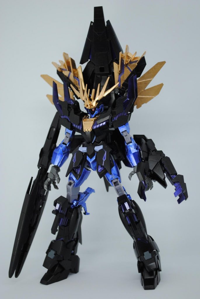 主にアルスアースリィとバンシィを使用し作成しました。本来のバンシィのサイコフレームのカラーは黄色、覚醒時には緑になりますがフェイクνガンダムやデュビアスアルケーのバーニア、粒子の色からこちらの色のほうがよりアルスっぽくなるのではないかと思って紫色に変更しました。