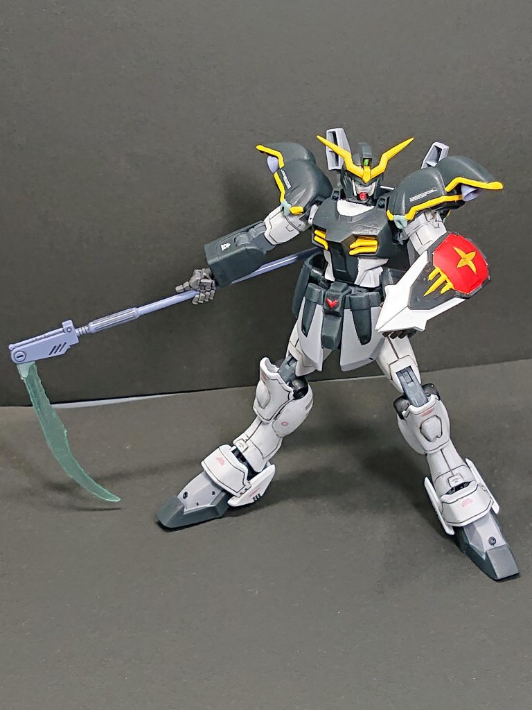 【腕】二の腕から関節はウイングそのまま。前腕はデスサイズのをくり抜き。肩もウイングの肩パーツを流用して内部に埋め込んでいます。【脚】何気に一番手間を掛けました。腿から関節まではウイングを使いましたが、膝からふくらはぎと、アンクルアーマーをきれいに切り分け、ウイングの脛を組み合わせ。足もつま先はデスサイズ、踵はウイングになってます。