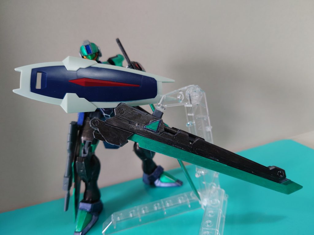 ダガーLのシールドを専用にアタッチメントを作り、使い捨ての盾にしました。んで、手前のやつがBSビットです。(ただのMSGのやつ)ロングブレイドの鞘でして付けた状態だとバスターソードになります。名前の通りソードビットのバスターソード版でシールドビットとしても使えます。