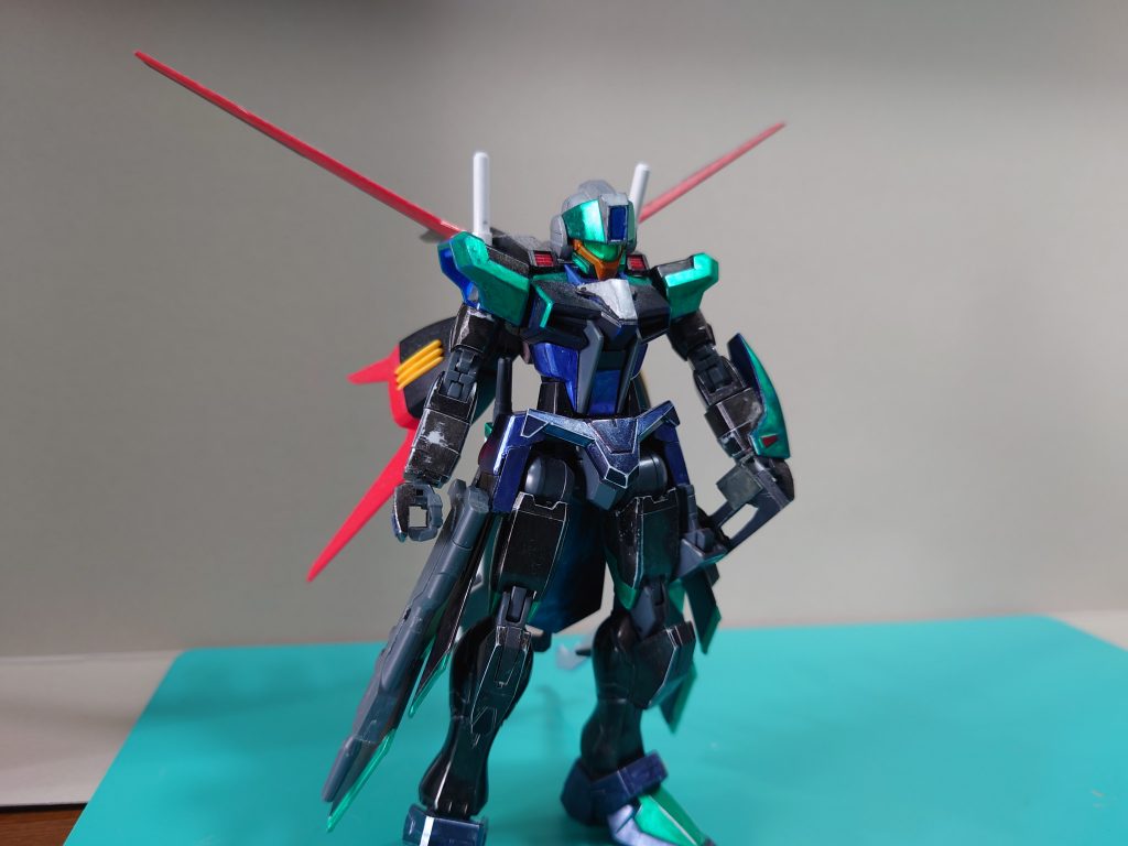 胴体がストライクなのでストライカーパックを装備できます。もともとダブルオーの胴体を使っていたのですが、背中のパーツのせいでスマート感が足りないと思いました。それで、これの前に作ってたやつの胴体がストライクだったので同じようにしたわけです。胴体の銀色の剥げてるやつは唯一ダブルオーの胴体から引き継いだものです。これの名前どうしよう