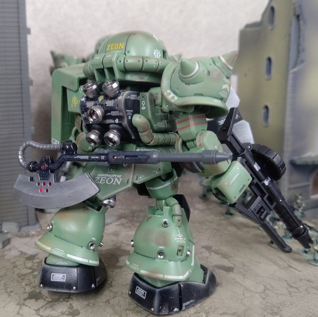 色に関しては造形色が優秀なのもありますがこの色合いが好みなので肘以外はそのまま利用。色塗りは下手ってのもあります・・・。バーニアに関しては設定に近い感じを目指しており、FS型よりはS型に近いでしょうか。バックパックの真ん中の一個がプラスになってる感じ。あまり大型のバーニアは付けない様にしており、大好きな高機動仕様ではなくなっています。白兵戦よりの武装はあまり以前の作とは変わりありませんが、またもや大好きなスパイクシールドは持たせておりません。ピンバイスを使って浅い穴を各所に作り情報量を増やしています。平兵士の設定が好みの為、本来の見た目や性能より大幅な増強・改造は有りません。なのでバーニアをメタルにして本来の造形にプラスしただけ。脳内設定も伍長(∧のマーク、ちなみに軍曹は∧が縦に２つ、曹長は∧が縦に２つでその下に↑)ですし。