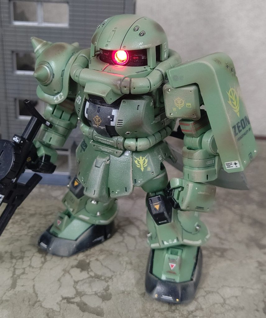 てな事でクロスシルエットのザクIIです。。前作に続きMS-06FSっぽい。頭部バルカンがお気に入りｗアニメでは１話目の搭乗シーンの見映えの観点から右肩にシールドを左肩にスパイクアーマーが描かれたそうです。なので通常とは逆にしてみました。左前からのカットだったんですねぇ。