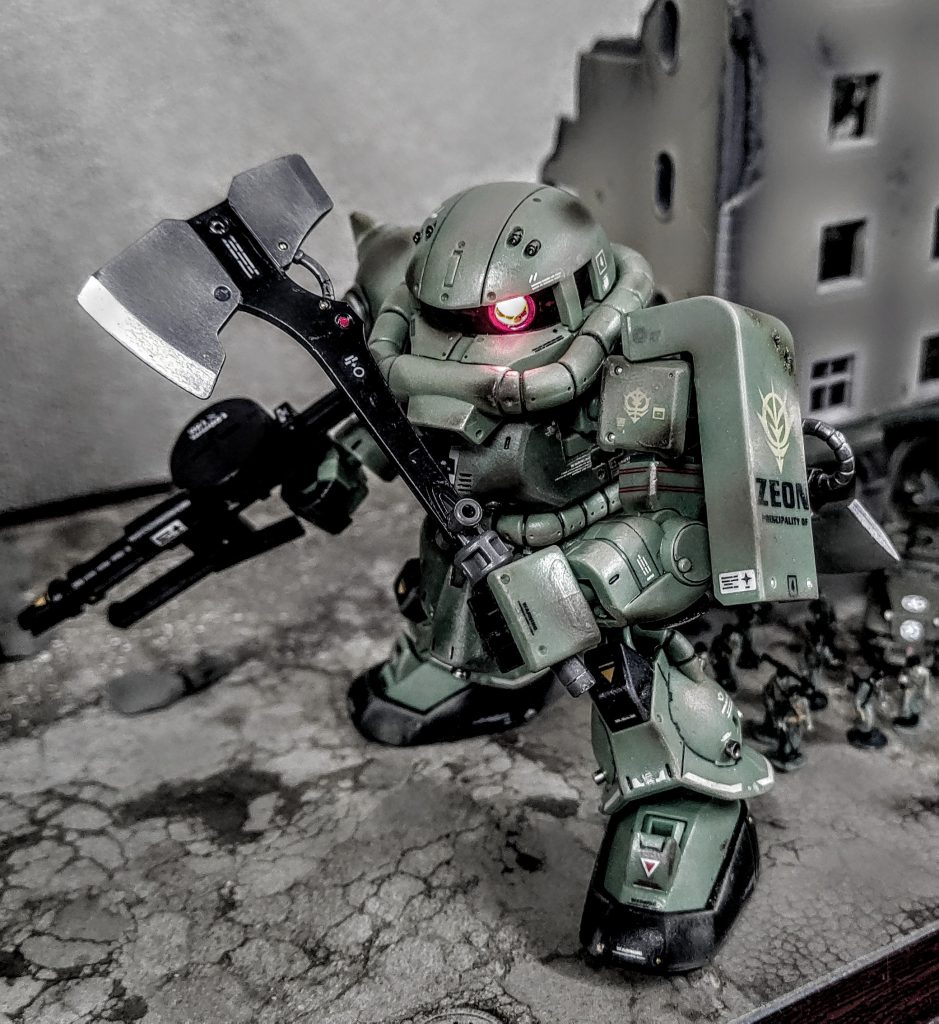 さすがに飽きてきたし、クロスシルエットのザクIIの入手が大変になってきたので当分アップはないかも。豊富にガンプラ等を揃えたお店に本日足を運んでみましたが、そそるものは何一つ無く念のためにザクII改造用の部品を幾つか購入しただけに留まりました。まだ経験の無いパテを使ってクロスシルエットフレームを利用した造形は面白いかな～と思う今日この頃。