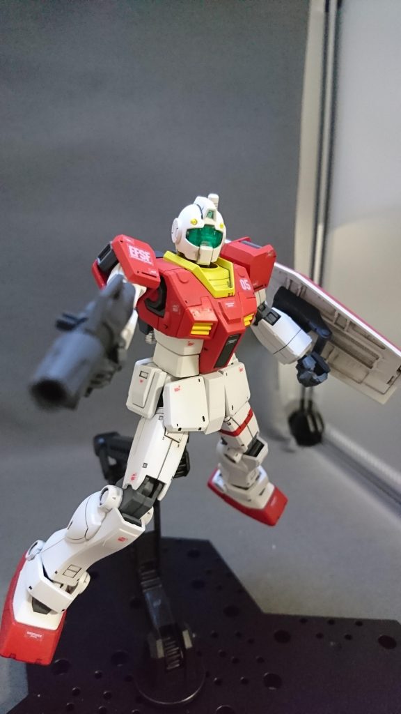 スプレーガンを構えて。何だかんだでジムはこれが一番しっくりくる気がします。サーベルは.....ハンドパーツ、無くしちゃいました。はーつっかえ(2回目)