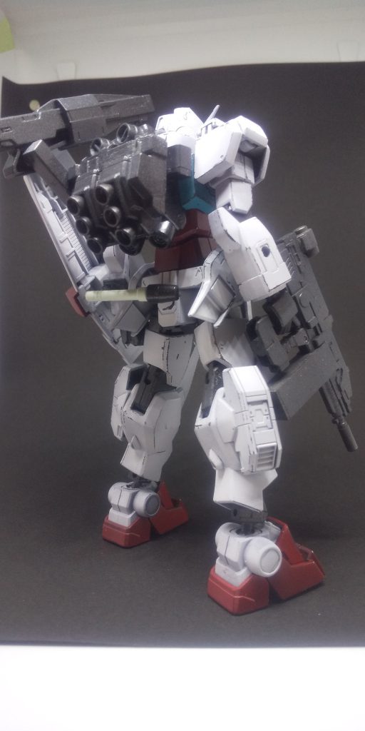 うしろすーがた。使用キットはガンダム7号機ガンダムAGE-1ガンダムEz-SRGM/GMガンダムバルバトスルプスレクスの筈です。そして塗って塗って最後に艶消し吹いた後にサーベルの柄の塗り忘れに気づく。ちくしょうめ。