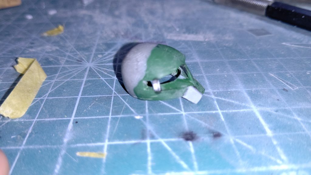 頭が前後に平べったく、斜め下からアオリで見た時に後頭部が絶壁に見えるため、エポパテで形状変更。口許も左右にプラ板の厚み分幅増し。