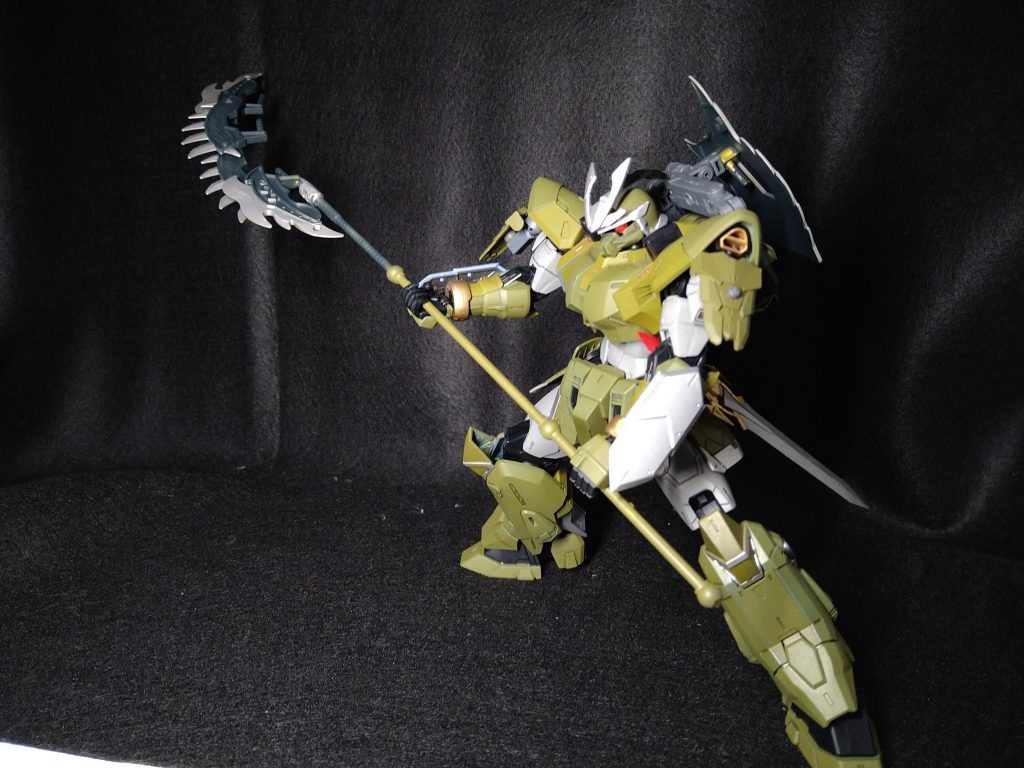 戦斧と握り剣を合体させ、斬馬刀形態に変形