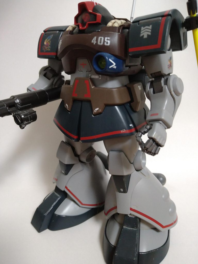 ドワッジ改にドムの頭を移植し、前掛けはキットに付属のドム部品を使用しました。ドムは世間が言うほど好きではなく、今まで旧キット1/144リックドムしか作った事が無い事が判明しましたw今回は赤い線をマスキングで塗装しています。旧キットからの転用が難しそうなのと、入手出来なかった為です、、