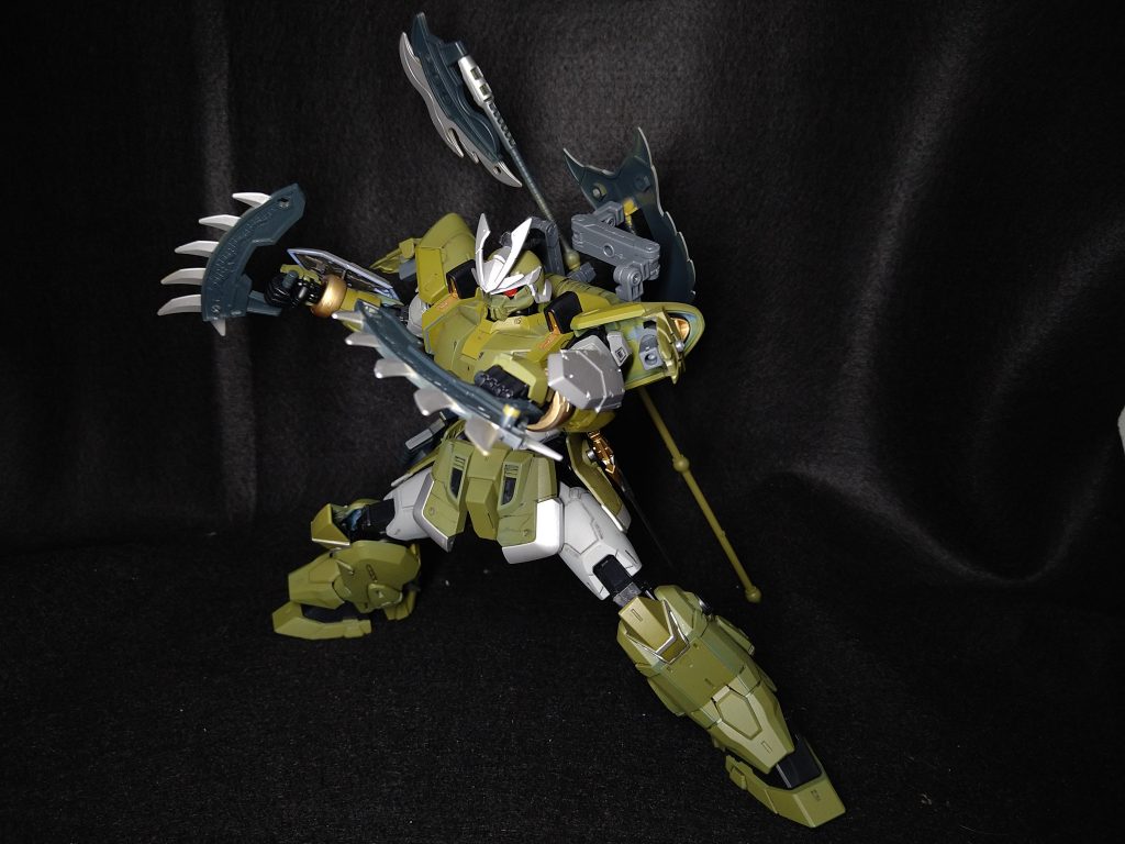 握り剣は2種類あり、非武装時は右腰・両足のハードポイントにマウントされている