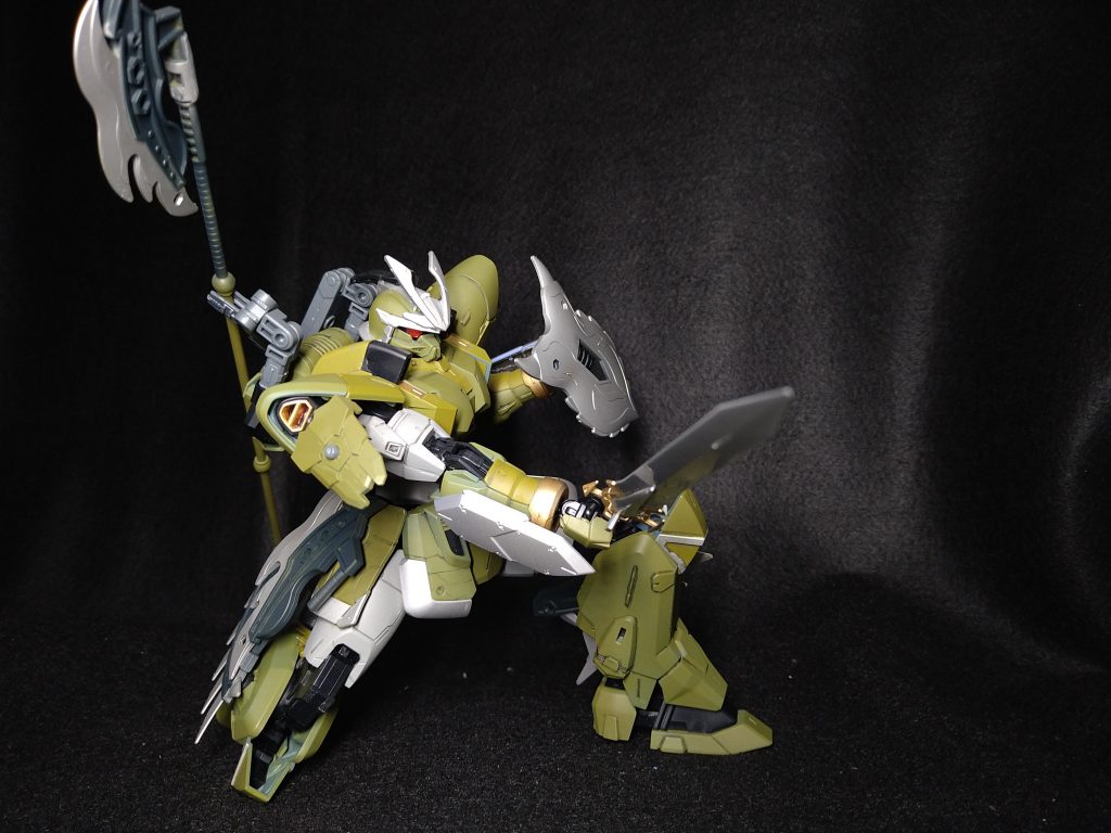 バックパックのマニュピレーターはフレキシブに稼働し盾を非武装時はマニュピレーターで自由に動き腕に装備しなくても使用可能