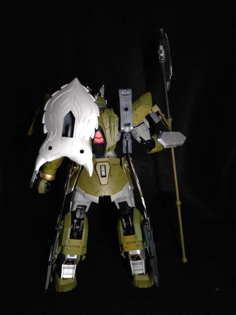 背面腰のアーマーを鎧風にスジボリし、バックパックはウェポンラックとして使用するのにウィングスラスターは排除