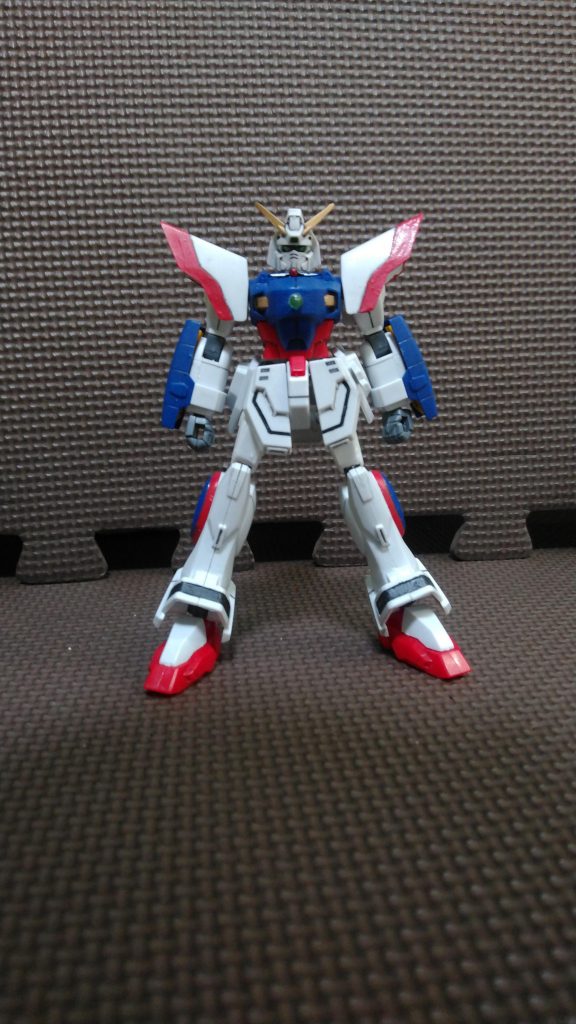 立ち姿、足首を5、6ミリ程下げて足を長くしてみました。無くした太ももはジャンク品のバクゥの太ももを加工して移植してます。胸のカラータイマー?はクリアーのランナーをさしています。