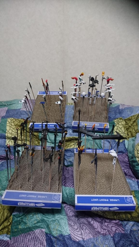 フレーム部はタミヤカラースプレーのブラックメタリック、イエロー部はガンダムマーカーのメタリックオレンジ直塗り、トップコートはスーパークリア光沢UVカットスプレーを使い出来るだけイメージに近づけれたかなと思いました。