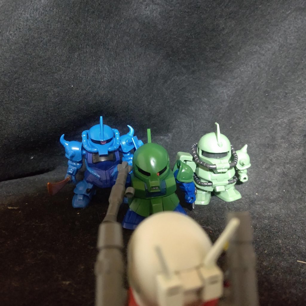 この古殺駆  ディスカウントで買ったもなので ためらいなく改造  もー1セットストック在るので  だがしかし地元に ザクⅢ またわ改が売ってないため 三人 揃えられない