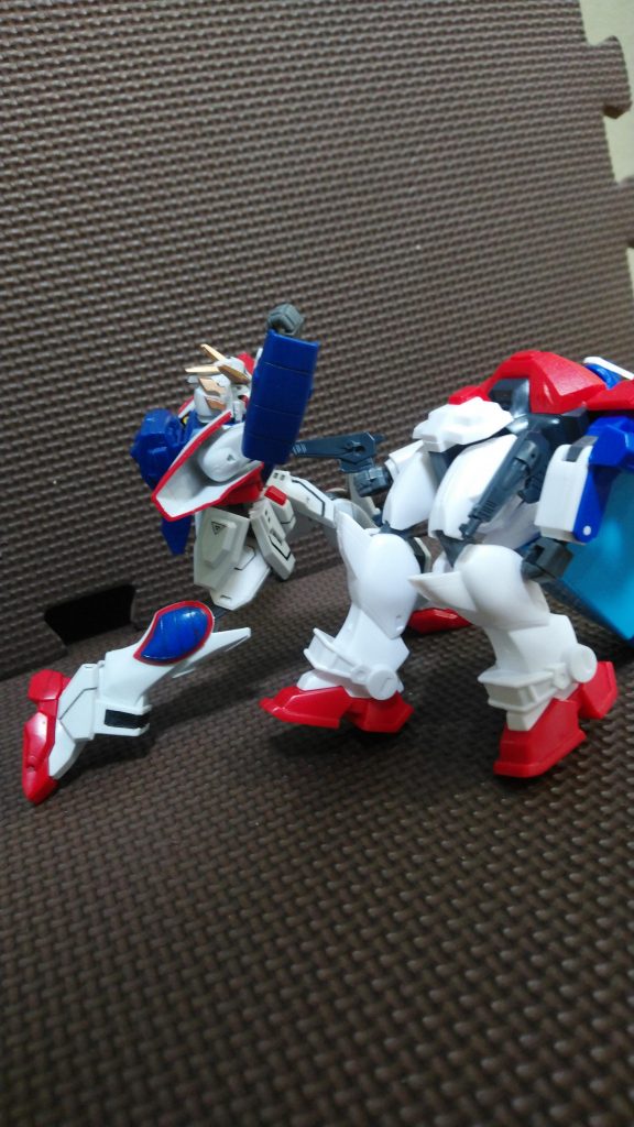 アッパーがガンダムマックスターに炸裂!