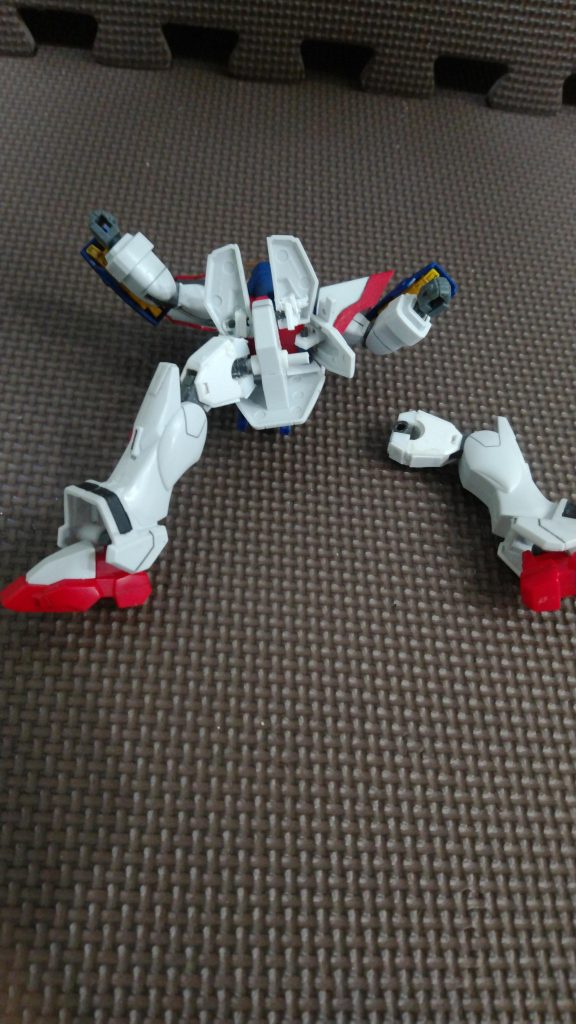 スカートや太ももの可動部分。裏から見るとかなり雑😅