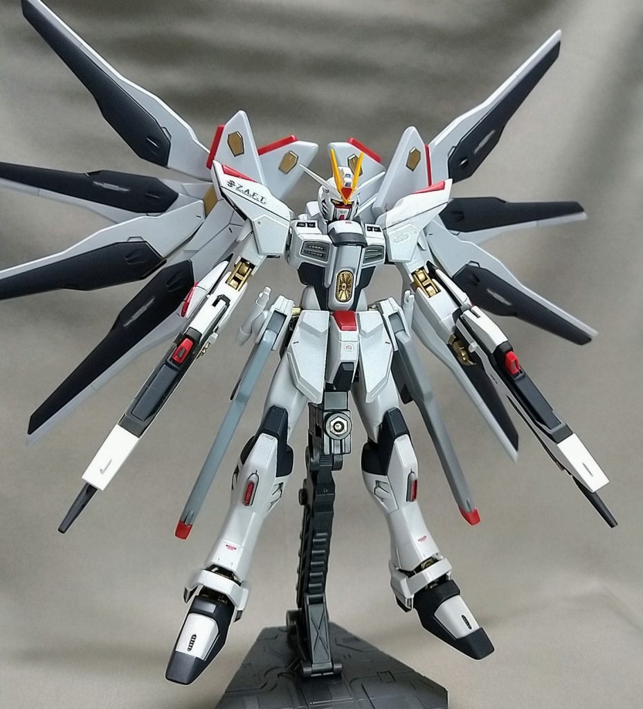 このHGCEのキットは手足が細い造形ですが羽根を拡げて脚を伸ばすとカッコいいですね。