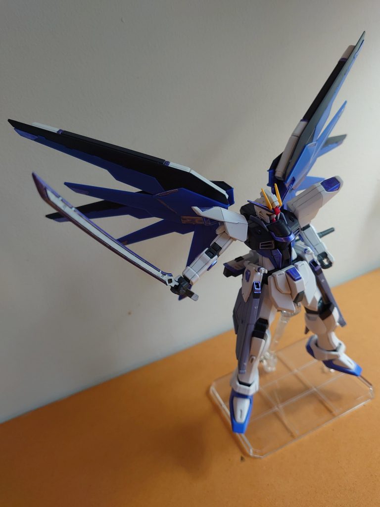 マウントは出来ませんが、HGバルバトスの太刀を塗装して、フリーダム専用太刀にしてみました!フリーダムは太刀も似合いそうと思った個人的な趣向ですw