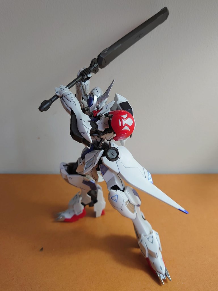 バルバトスルプスはこの構えが出来る可動域の広さが素晴らしいと思います。オルフェンズ系のキット全般に言える事だと思いますが本当に広いです!