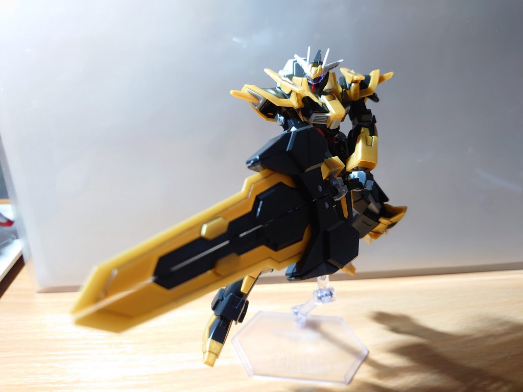 フリューゲルメッサーを合体させたフリューゲルシュヴェルトの両手持ちはかなり厳しいですね…。手首はだいぶ無理させての再現になるかと。ただ出来なくは無かったです。