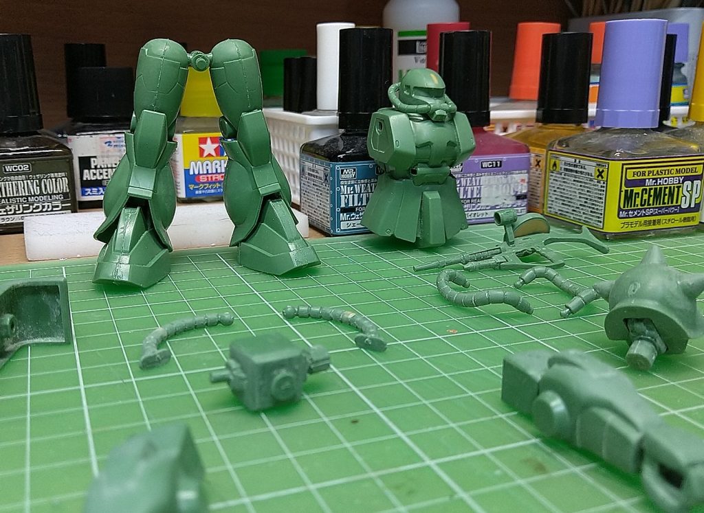 製作中。工作が必要ですがパーツ数は少ないので最後まで楽しく作れました。