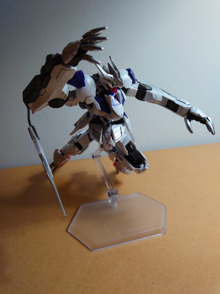 雄々しく獲物に襲いかかる白き獣を自分の中でイメージした塗装をしました。そのためあえて武装は持たせずに撮影しております。