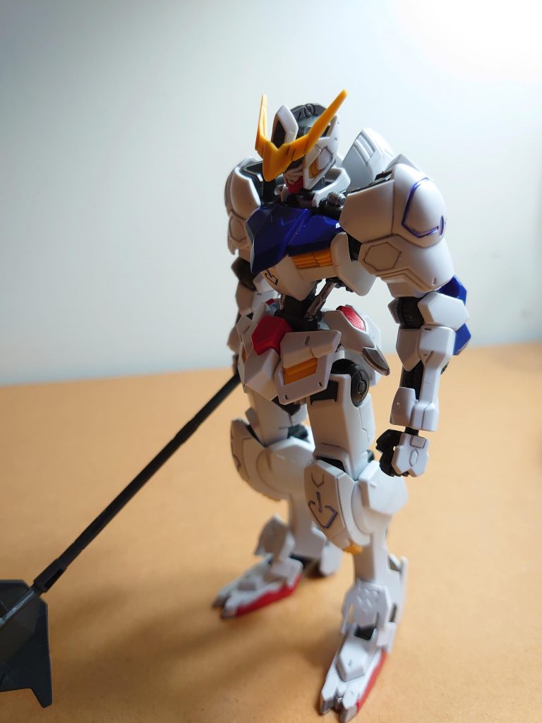 光を受けて佇む姿。部分塗装はフレームのシリンダー部をシルバーで、肩と膝のモールドをメタリックバイオレットで塗装してます。