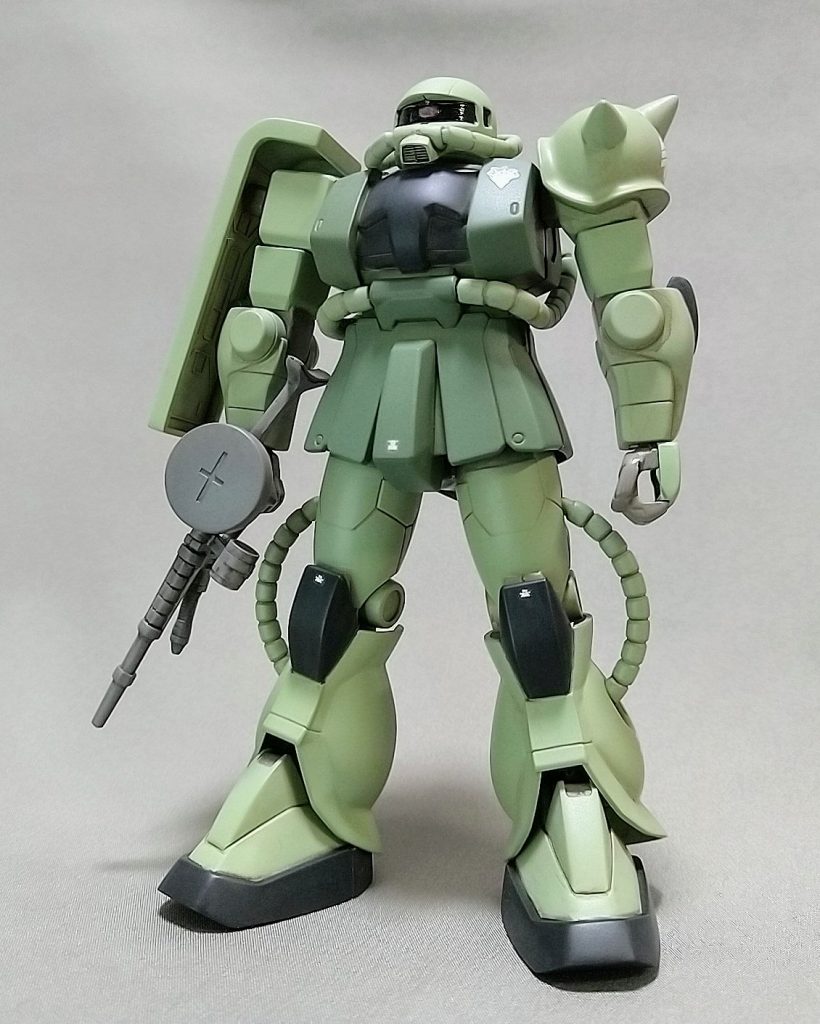 その昔ガンプラブームの頃、1/144ザクは中々買えないキットでした。当時小学生だった私は店のショーケースにあったパチ組みの見本を売ってもらえないかと頼んで断られた思い出があります…やっと普通に買えたのはブームも落ち着いてMSVも出始めた頃でした。