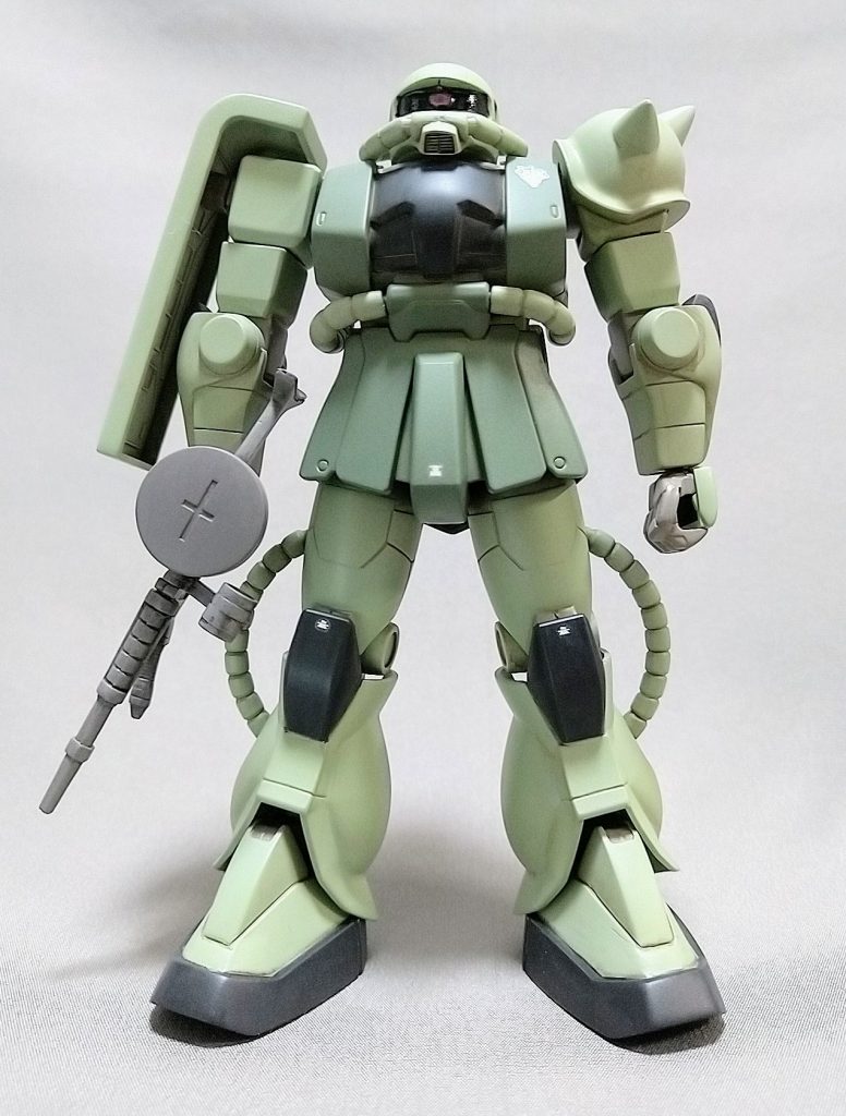 塗装はガンダムカラー缶スプレーのグリーン2色で基本塗装。ザクのイメージにピッタリの色だと思います。その他は水性ホビーカラーをエアブラシと筆塗り。ウェザリングカラーのグレイッシュブラウンで仕上げました。近年のHGなどに比べると工作やマスキングなど模型本来のスキルを試される物なので、腕を磨くのにもいいキットだと思います。