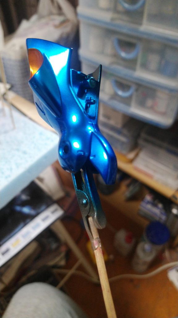 黒下地にスターブライトシルバーを吹いてクリアブルーでオーバーコート