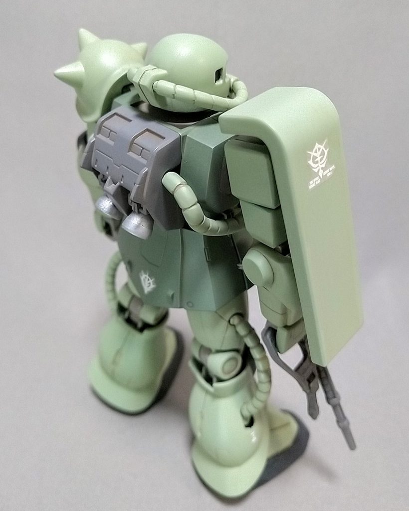 さすがにパーツ構成は挟み込み上等の旧キット仕様なので後ハメ加工を施して合わせ目消しと塗装をし易くしました。また立ち姿を安定させるために首と足首をボールジョイント化しています。シールドの抜けている所はランナータグで塞ぎ、肩関節やマシンガンの弾倉の裏などの肉抜きはパテで埋めました。