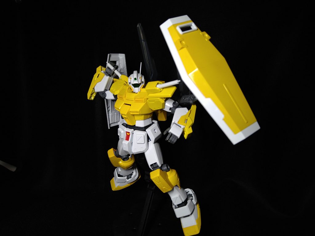 肩部ビームサーベルラックは稼働展開可能でサーベル装備時の手持ち可能