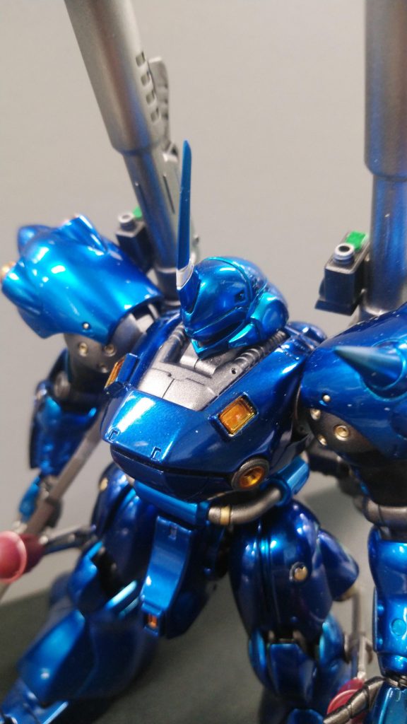 胸部ダクトは、キットのままだとやぼったい感じだったのと、表面処理が大変なので削り落として新たにプラ板で作成しました。ブレードアンテナをシャープ化してます