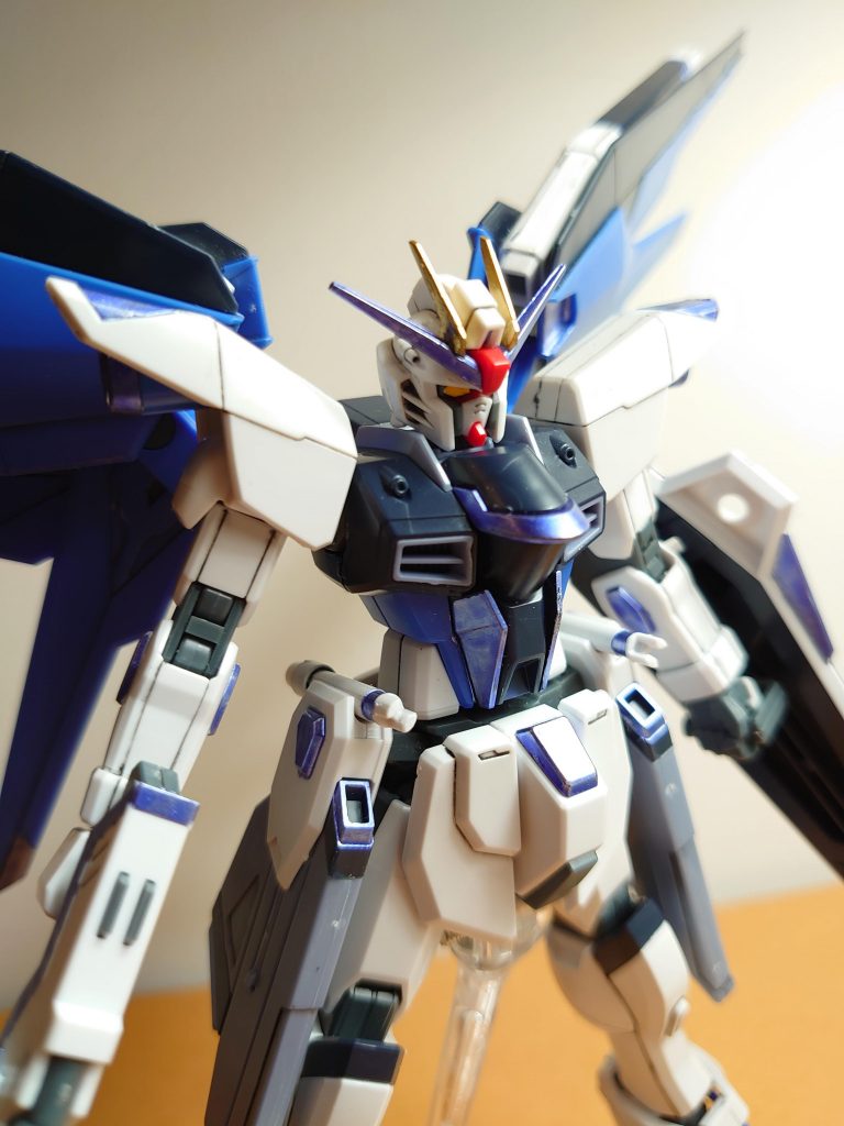 別アングルから ブイアンテナは黄色の部分をガンダムマーカーのゴールドで、白い部分をメタリックバイオレットで塗分けしました。