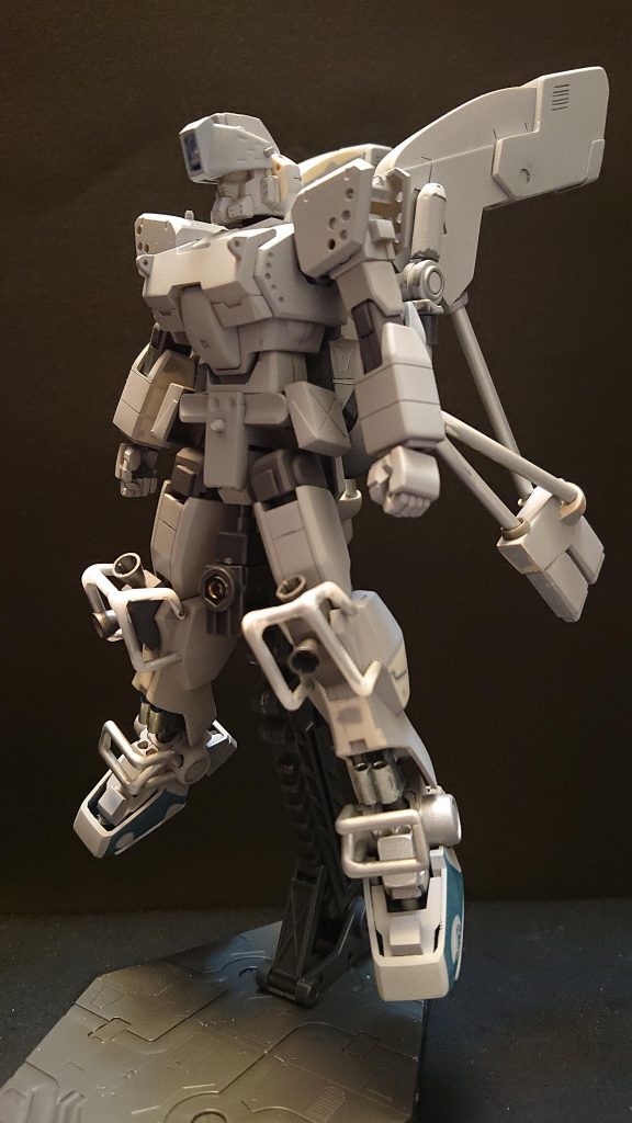 頭部のバイザー、腰部アーマーは勿体ないと思いつつ、作りかけていたジムスナイパーⅡから拝借。バーニアユニットはプラ板とプラ棒とエポパテで作成。脚部のシリンダー部はいつか使うかなと購入していたメタルパーツを使いました。バックパックはジャンクパーツとパテで作りました。※資料があまりなかったので想像入ってます