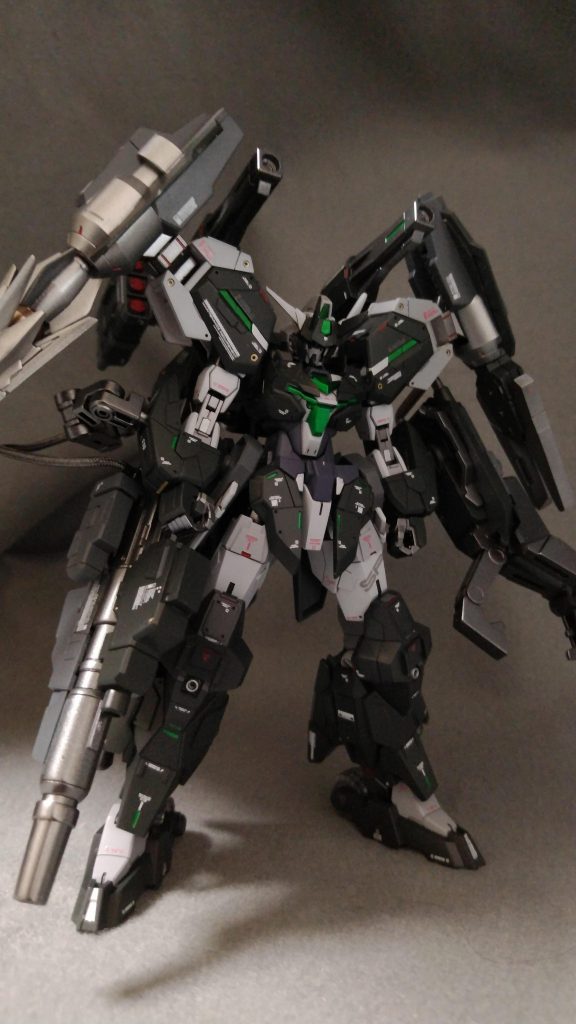 右腕にはコトブキヤのウェポンユニットとジャンクパーツを組み合わせて大型ビーム砲を装備アーム接続でガッチリ保持できます。