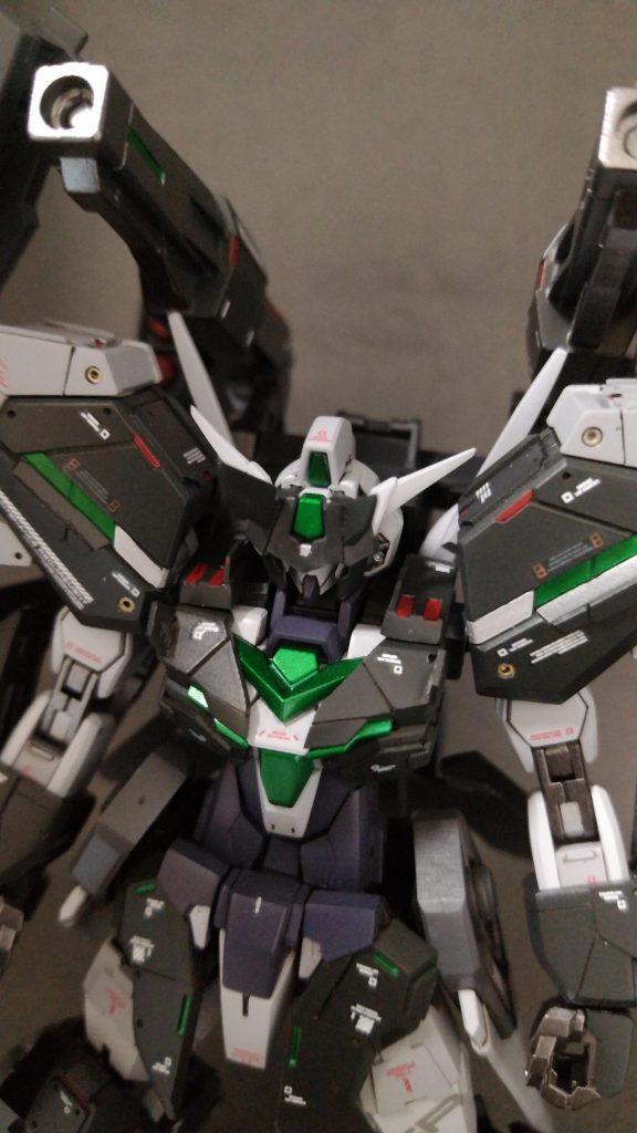 カラーリングは、より陸戦感を出すためにオレンジからグリーンに変更、RBコーションデカールや、ハイキューパーツのナンバリングデカールなどを使ってデコレートしました。