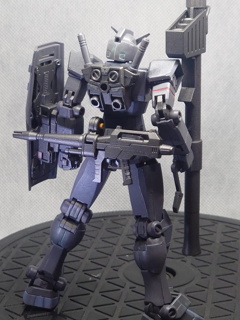 G-3ガンダムはグレーに紫、グレーに青。ダークグレーに紫など作り手によって様々な解釈がありますが、今回はダークグレーにくすんだような青にしてみました。ベテランが乗り込む重厚な感じが出せたので個人的には気に入っております。