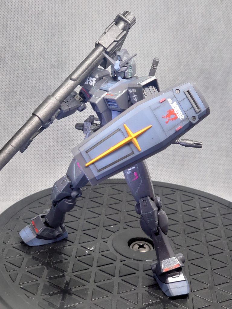 バズーカはリバイブ版ガンダムから拝借しました。ほんとは2本装備!と考えておりましたがスマートなBeyond Globalには1本が似合うと思い1本に。その代わり腰にライフルをマウントさせ最終決戦感を出しました。