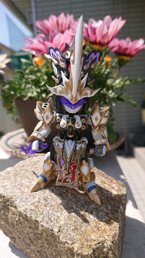 周りが見えてしまうけど撮る時間が遅くここが良かったので…見た通り改造はほぼ(?)してませんが手持ち武器をばっさりカット!股をプラ板で多分5ミリくらい延長後パテモリ腰の部分はカットして少し内側に移動冠は少し上になるよう加工髪の毛の一部カット後は各部延長とシャープ化のみです!肩幅も直したかったけど諦めました