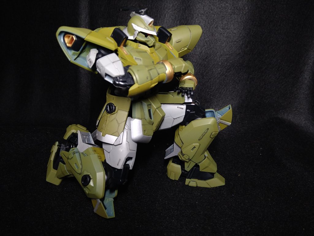 ザフトフレームは可動域が素晴らしく、ザクウォーリア共にポージングしやすい