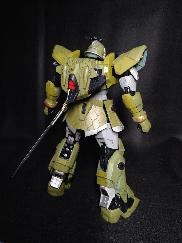 背面バックパックのウィングスラスターはのちにウェポンラックにするつもりなので排除した