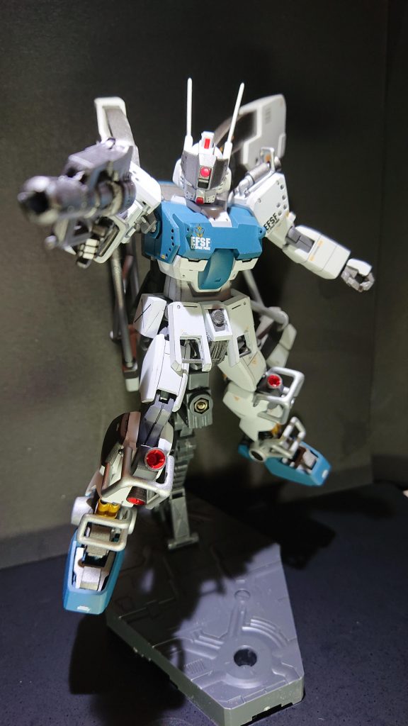 頭部バイザーとバーニアユニットは一応可動します。