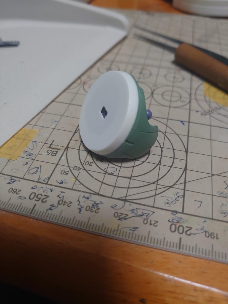 肩パーツ。ミサイルポッドを取り付けるため、ドーム状の部分を切り取り、プラ板で土台を作成
