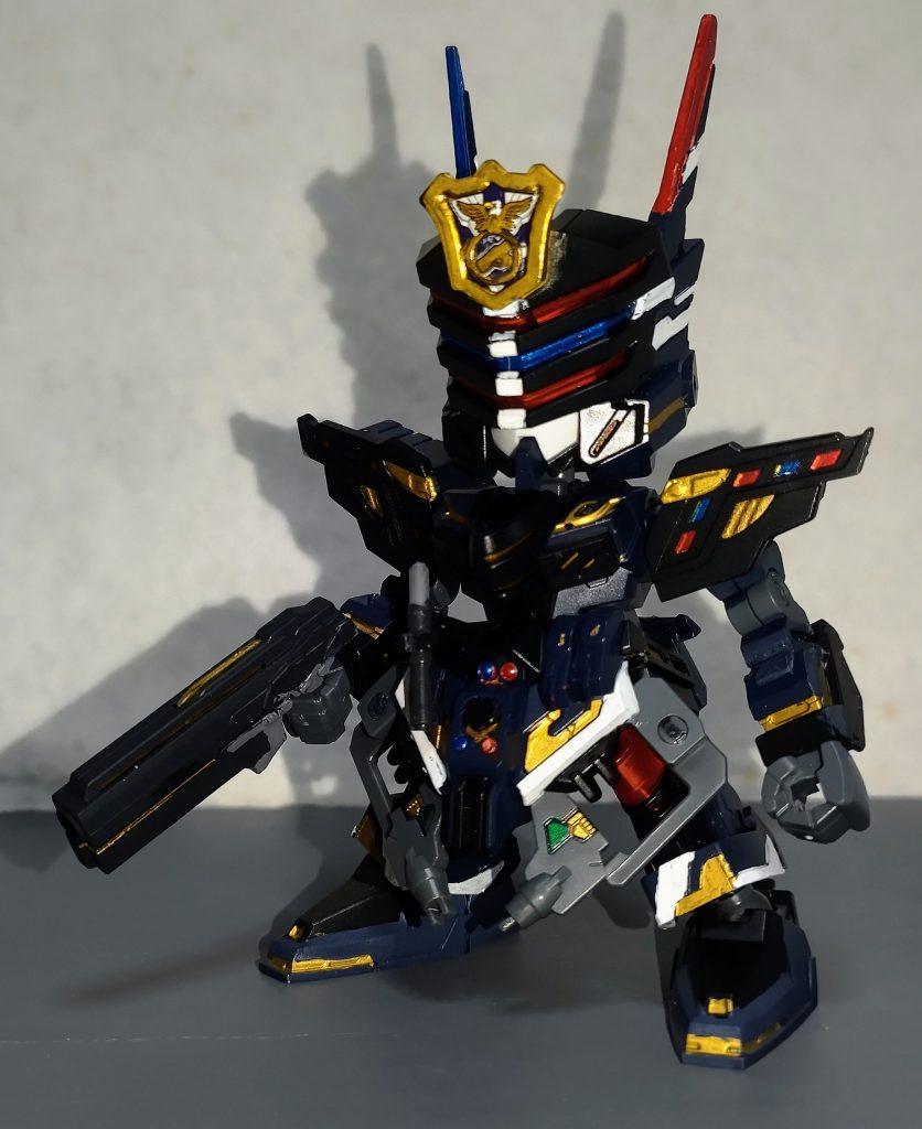 額のエンブレムと肩の青赤部分のみシールを使用し、あとはガンダムマーカーを中心に部分塗装＋半光沢トップコートで仕上げました。