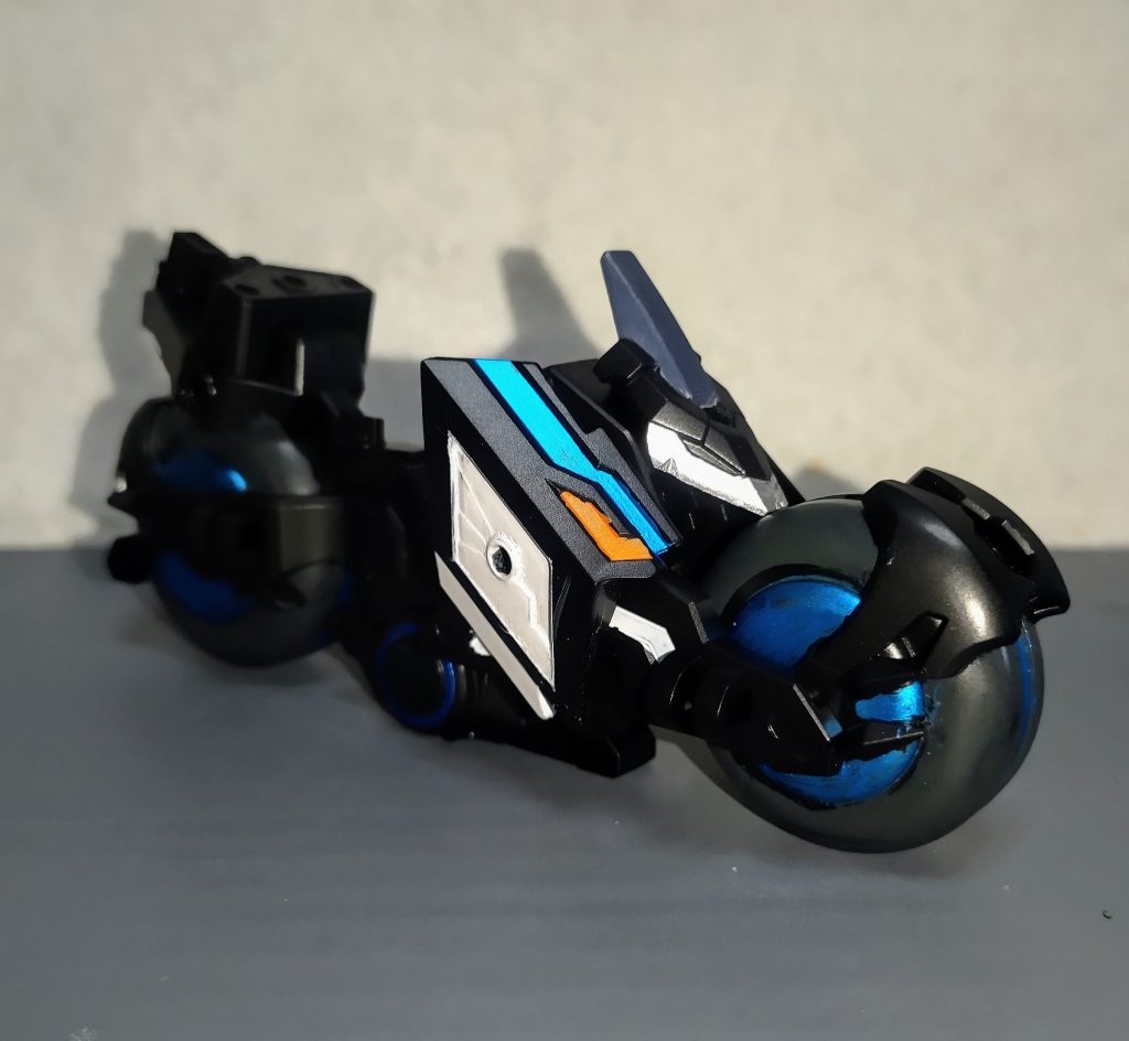 トリニティバイクもポリスバイクっぽく塗ってみました。サイドカウルのラインを左右で赤と青に塗り分けパトランプに見立てて、車体の各所に白いラインを入れてポリスバイクらしさを出してみました（笑）