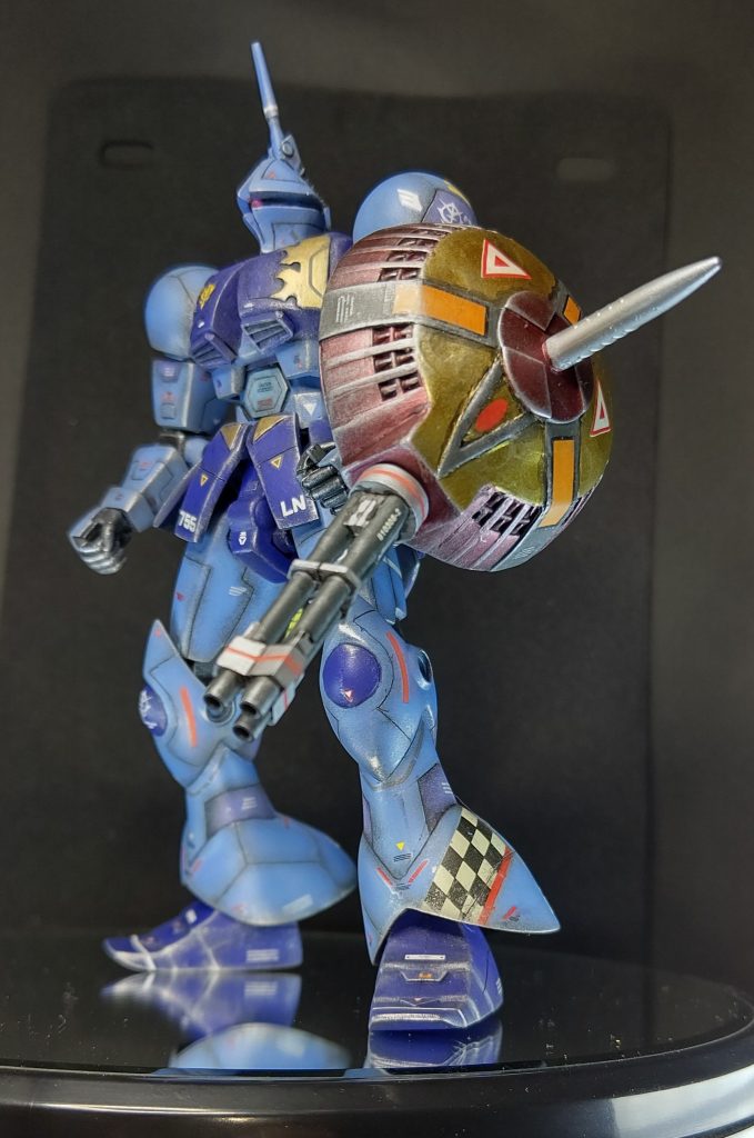 オリジナル改造として、ギャンの特徴の1つ、盾ですが…ギャンのミサイル・シールドは誘爆の危険性をはらんでおりいかがなものかと考えてしまうのですが…そこはジオン脅威のメカニズムということで開き直り、もっと有効的な武装にしてしまおうとガトリングを付けてしまいました。