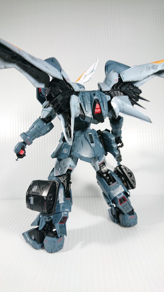 背面の羽広げ。逆に畳めないのは残念…(肩幅より狭くなって欲しかった)